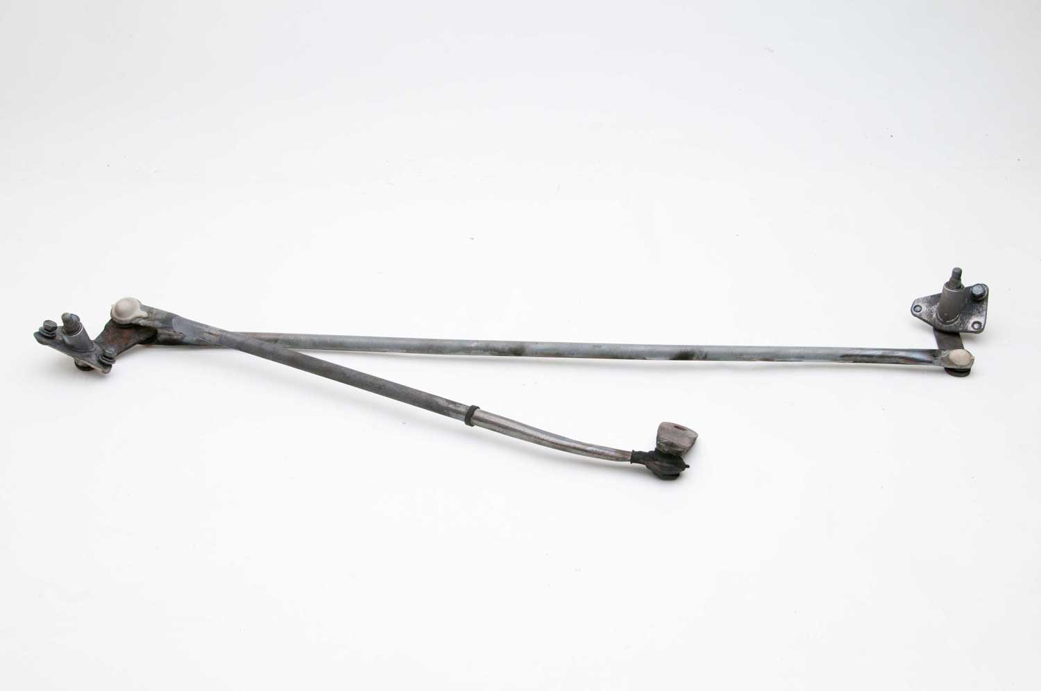 1984-1988 Toyota Pickup Truck Wiper Arm Linkage OEM $25 *2 broken bolts*